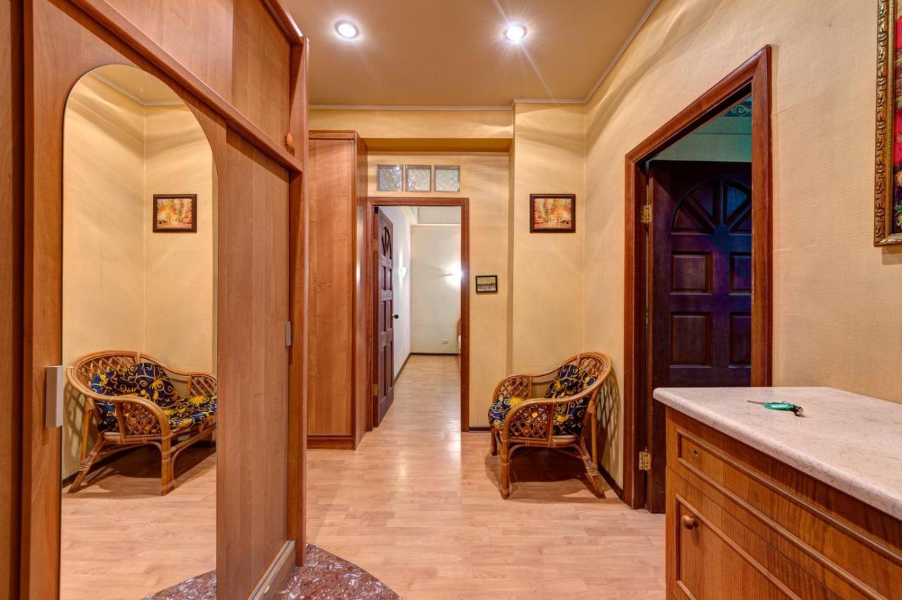 קייב Three-Room Apartment Near Ocean Plaza מראה חיצוני תמונה